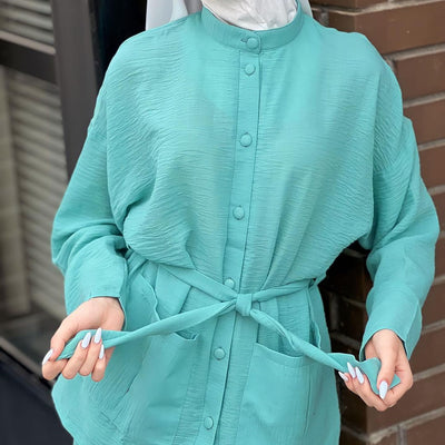 Conjunto Elegante de Falda y Blusa con Cordones y Encaje - Image 3