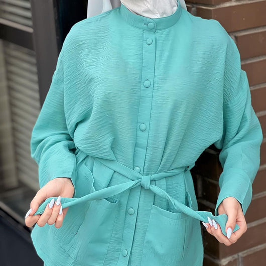 Conjunto Elegante de Falda y Blusa con Cordones y Encaje - Image 3