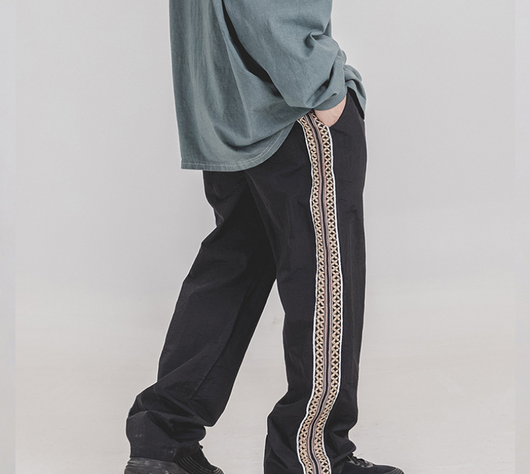Pantalones Rectos Clásicos con Detalles Bordados Laterales - Image 5
