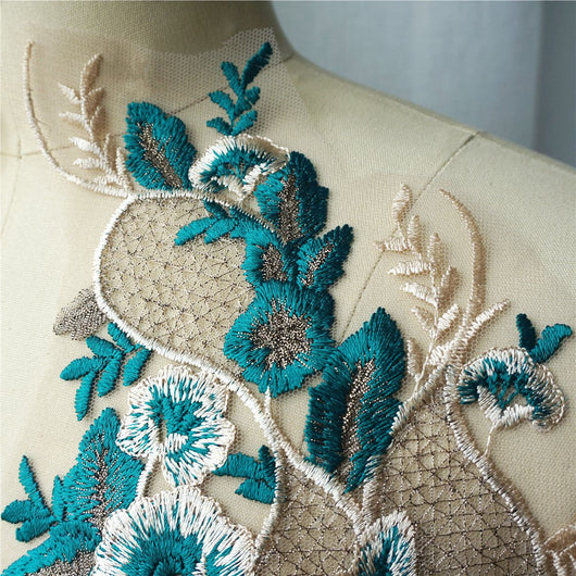Adornos de Pecho para Vestido de Noche Verde con Encaje y Hilos Dorados - Image 8