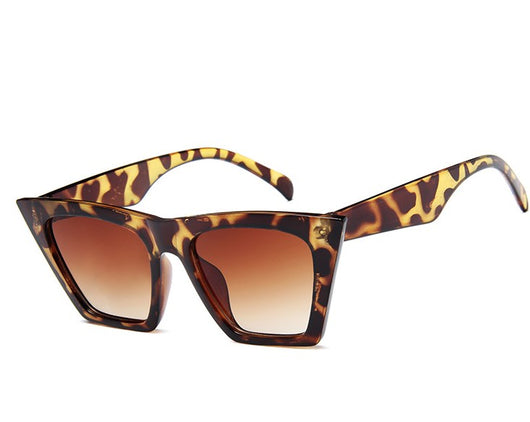 Transparent nude cat-eye sunglasses with brown gradient lenses, featuring a vintage 90s fashion style for women. - Image 4