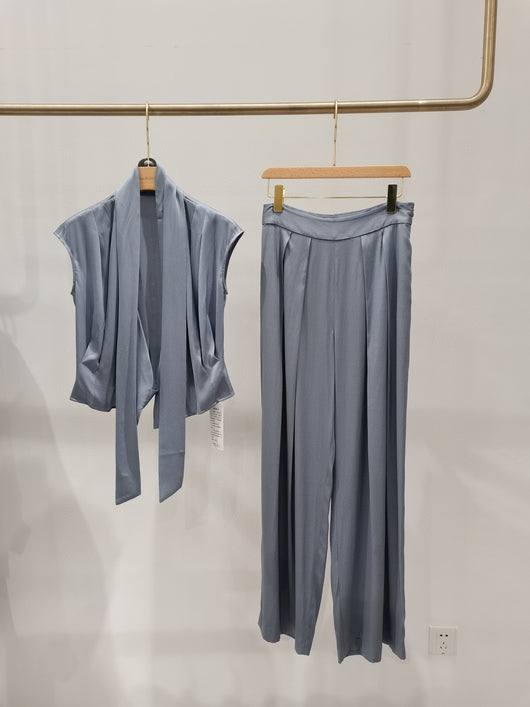 Blusa de Seda con Escote V y Cintura Ajustable - Diseño Tricolor - Image 9