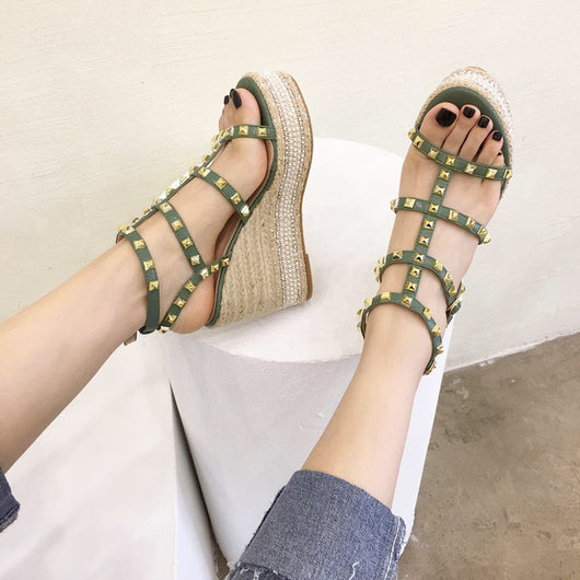 Zapatos Plataforma Romana con Tacón Alto y Detalles Perlados - Image 2
