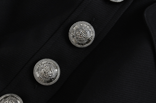 Chaqueta Suelta Negra con Tachuelas para Mujer - Image 13