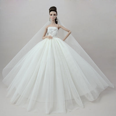 Vestido de Novia con Falda Voluminosa y Velo - Image 10