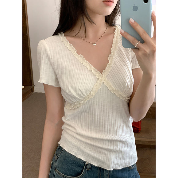 Blusa Crop Top Ajustada con Encaje y Cuello en V