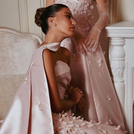 Vestido de Fiesta Elegante con Corpiño de Satén y Chal Largo Tostado - Image 13