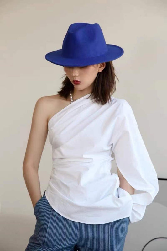 Blusa Elegante con Cadena Metálica, Pliegues Ajustados y Espalda Descubierta