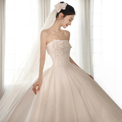 Vestido Strapless con Cola Dramática - Image 8