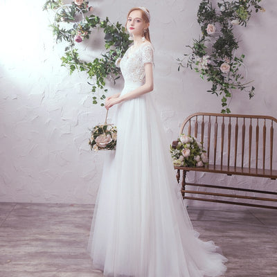 Vestido de Novia Minimalista con Falda de Tul y Cola Delicada - Image 16