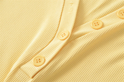 Playera Cuello V Ajustada de Manga Corta - Diseño Moderno y Favorecedor - Image 26