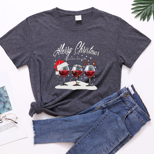 Playera Navideña con Estampado de Tres Copas de Vino - Image 9