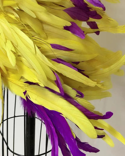 Vestido de Noche Elegante con Plumas y Espalda Descubierta - Image 15