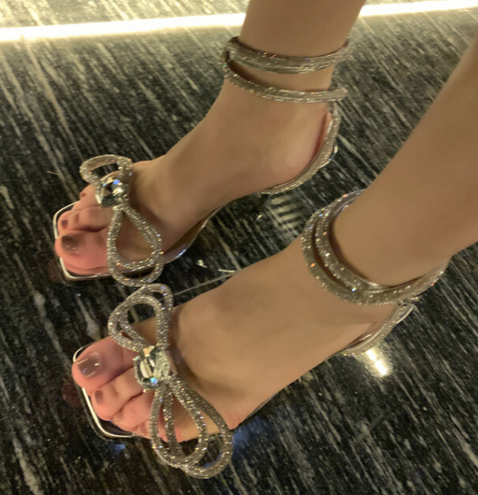 Zapatos Stiletto Transparentes con Tira al Tobillo y Moño de Cristales - Image 10