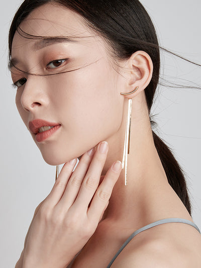 Aretes Largos con Borla Dorada - Elegancia Pendiente