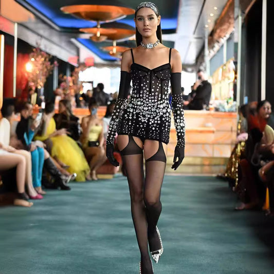 Guantes con Strass y Vestido de Malla Negra Sensual con Tirantes