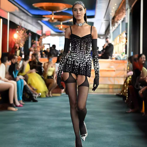 Guantes con Strass y Vestido de Malla Negra Sensual con Tirantes