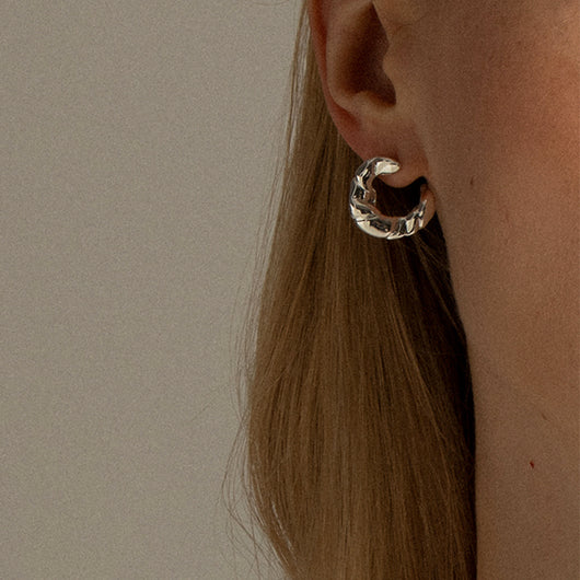 Aretes Croissant Bebé con Patrón Twist Irregular - Image 10