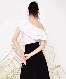 Blusa Hombro Descubierto con Cuello Diagonal y Volantes - Image 5