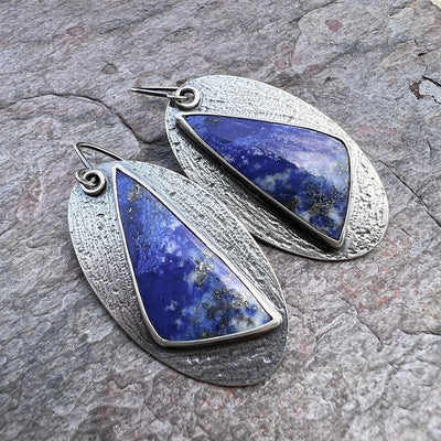 Aretes Triángulo Geométrico Azul Marino en Esmalte - Image 6