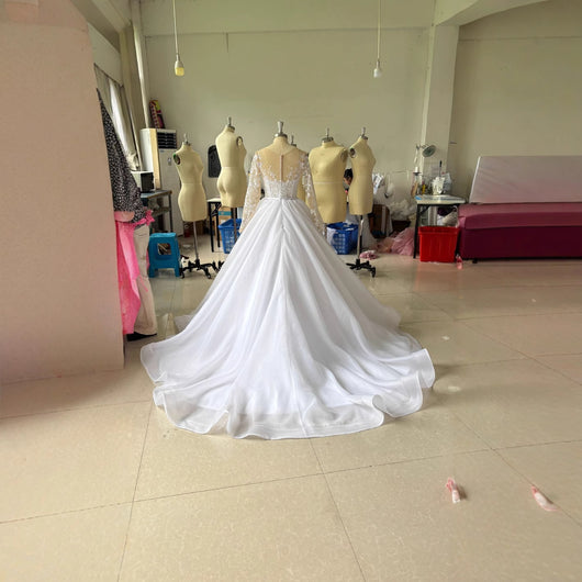 Vestido de Novia Largo con Hombros Descubiertos y Bordados Elegantes - Image 5