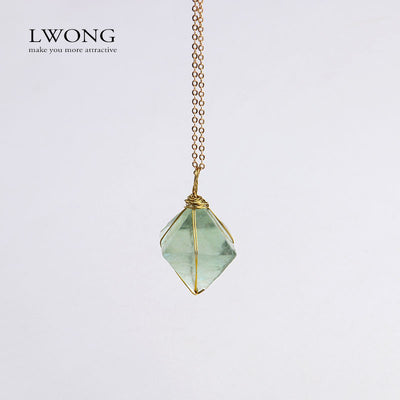 Collar Colgante Octaedro de Fluorita Verde con Alambre Dorado - Joya de Piedra Natural para Chakra y Sanación - Image 2