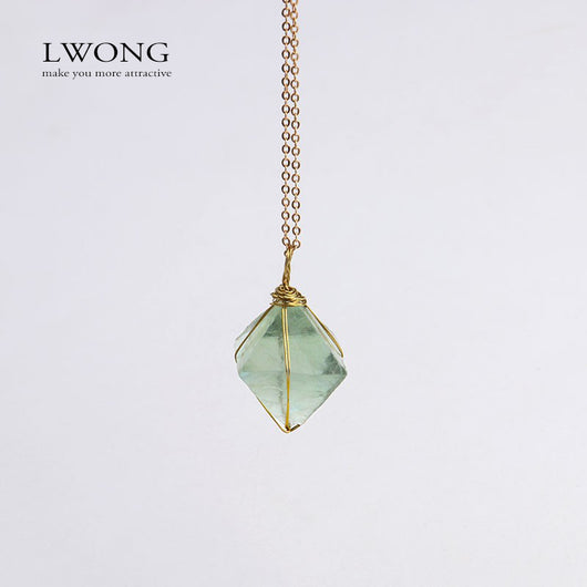 Collar Colgante Octaedro de Fluorita Verde con Alambre Dorado - Joya de Piedra Natural para Chakra y Sanación - Image 2