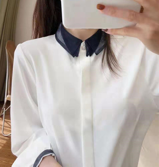 Blusa Elegante de Contraste con Encaje de Malla y Cuello Solapa