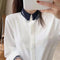 Blusa Elegante de Contraste con Encaje de Malla y Cuello Solapa