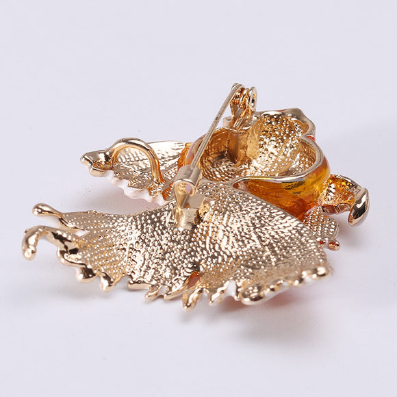 Broche Pez Dorado en Relieve con Acabado Esmaltado