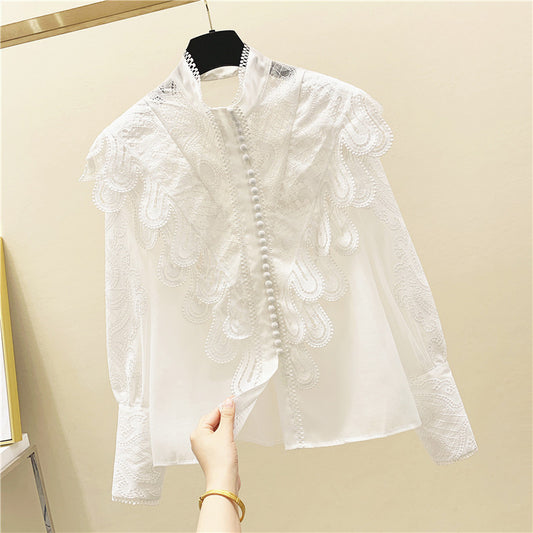 Blusa Blanca Elegante con Cuello Alzado, Encaje y Detalles Bordados - Image 2