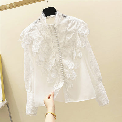 Blusa Blanca Elegante con Cuello Alzado, Encaje y Detalles Bordados - Image 2