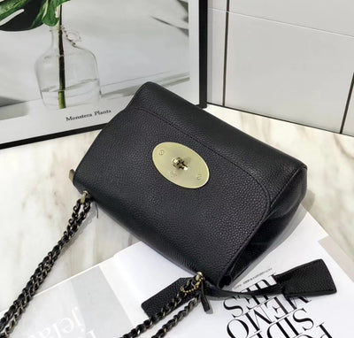 Bolso Bandolera de Cuero con Cadena - Diseño Versátil de Color Sólido - Image 13