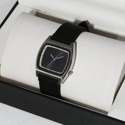 Reloj de Pulsera Minimalista Cuadrado sin Logo - Diseño Versátil - Image 10