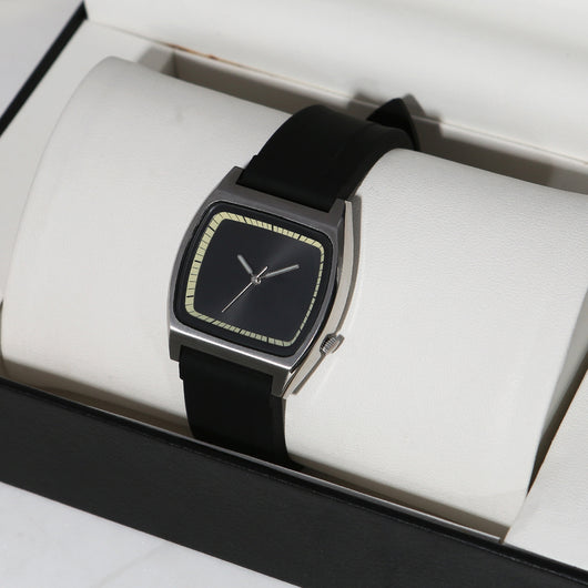 Reloj de Pulsera Minimalista Cuadrado sin Logo - Diseño Versátil - Image 10