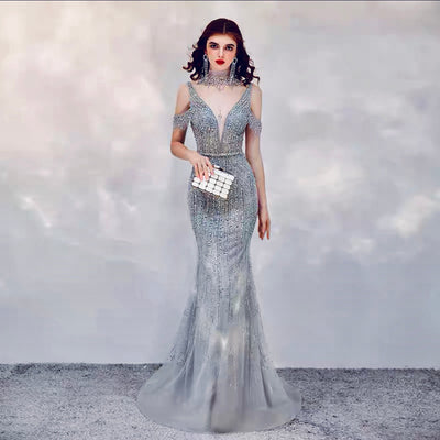 Vestido de Noche Elegante para Mujer con Escote Profundo y Cola - Image 9