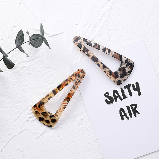 Clip Mariposa Leopardo Marrón con Diseño Geométrico Triangular