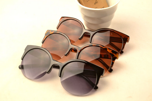 Half frame cat eye retro sunglasses with brown gradient lenses and a tortoiseshell-patterned frame. - Image 3