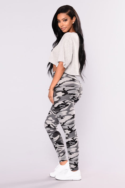 Leggings Casuales con Estampado Camuflaje Gris - Image 12
