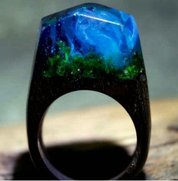 Anillo de Madera Artesanal con Resina del Bosque Encantado
