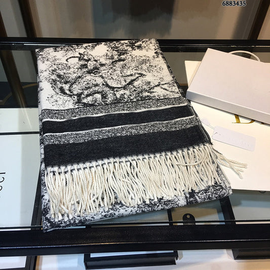 Pañuelo Elegante con Fleco y Estampado de Animales Acuarela