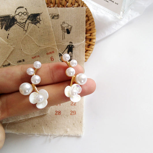 Aretes de Perla Metálica con Forma de Flor - Image 2