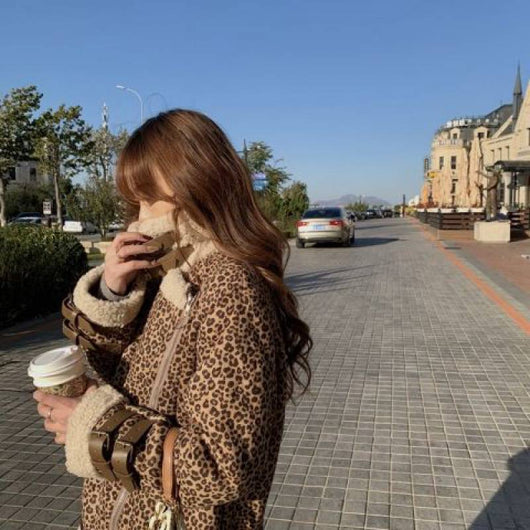 Abrigo Estampado Leopardo con Solapa de Lana de Cordero y Mangas Largas Acolchado - Image 4