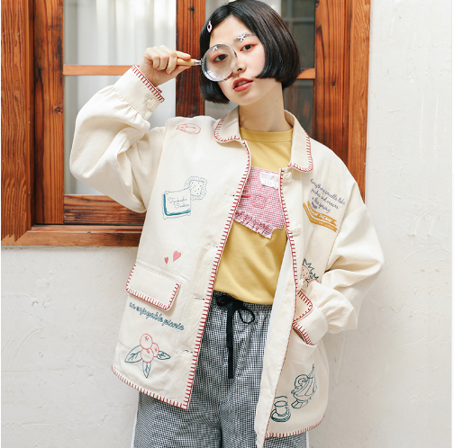 Chaqueta Doble Bolsillo con Bordado de Gato y Fresas Japonesas