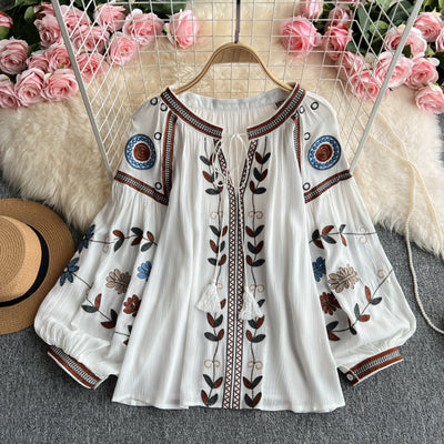 Blusa Elegante con Bordados y Mangas Farol con Cordones - Image 11