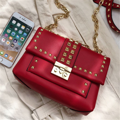 Bolso de Hombro con Cadena y Tachuelas - Image 10