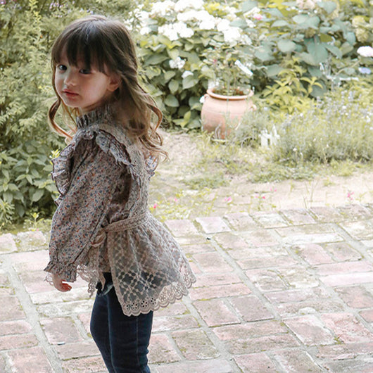 Blusa Infantil con Volantes y Estampado Floral Francés - Image 2