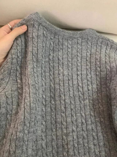 Cardigan de Lana Tejido Gris con Botones Dorados - Image 13