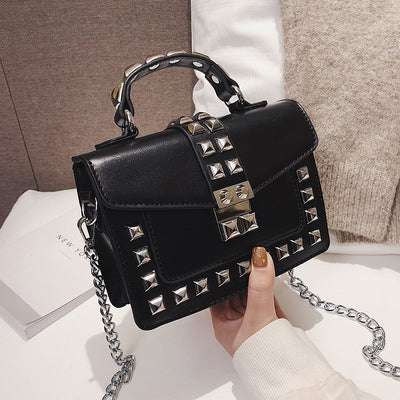 Bolso de Hombro con Cadena y Tachuelas - Image 35