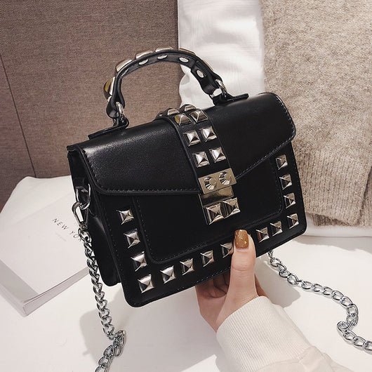 Bolso de Hombro con Cadena y Tachuelas - Image 35
